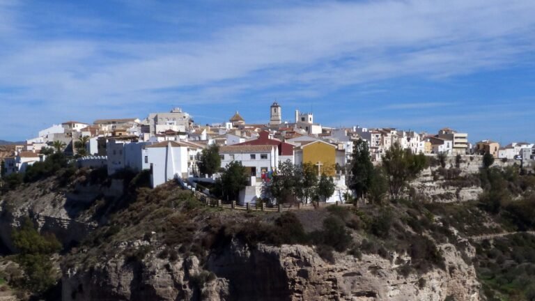Sorbas destaca como referente natural por su paisaje de yesos y su mundo subterráneo.