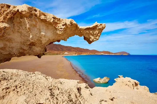El valor del trabajo artesano con las manos en Cabo de Gata.El valor del trabajo artesano con las manos en Cabo de Gata.
