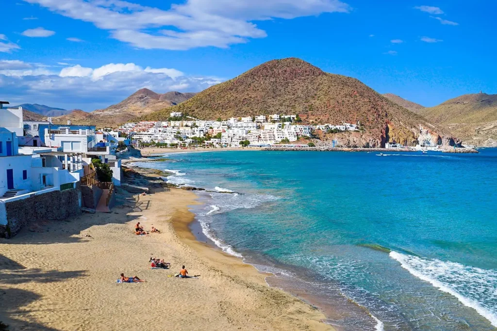 Cabo de Gata: un desierto junto al mar que redefine el turismo en Andalucía.Cabo de Gata: un desierto junto al mar que redefine el turismo en Andalucía.Cabo de Gata: un desierto junto al mar que redefine el turismo en Andalucía.