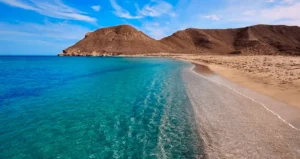 La Playa de los Genoveses en verano e invierno.La Playa de los Genoveses en verano e invierno.La Playa de los Genoveses en verano e invierno.