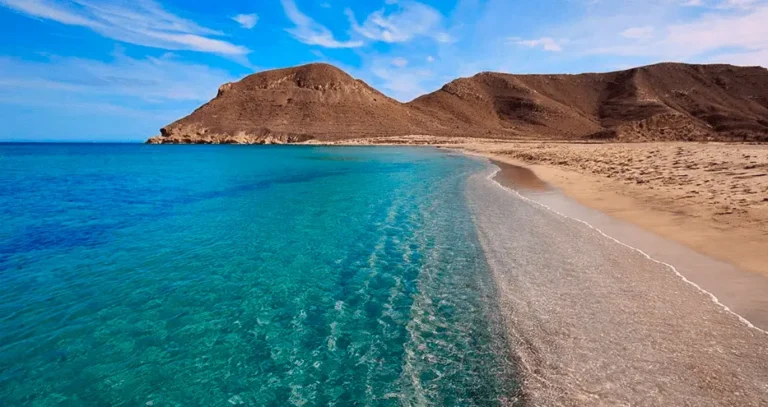 La Playa de los Genoveses en verano e invierno.La Playa de los Genoveses en verano e invierno.La Playa de los Genoveses en verano e invierno.