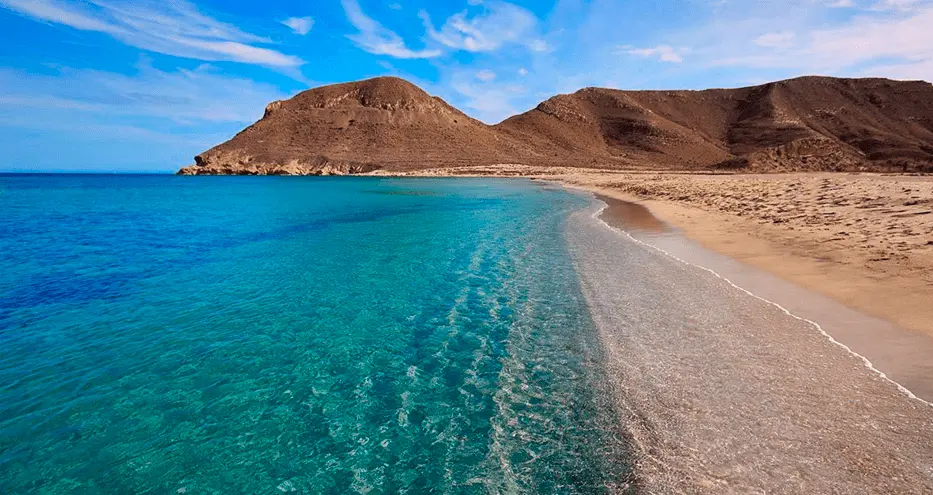 La Playa de los Genoveses en verano e invierno.La Playa de los Genoveses en verano e invierno.La Playa de los Genoveses en verano e invierno.