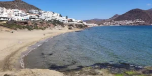 Descubre qué ver y qué hacer en San José, Cabo de Gata mejores playas, dónde comer y aparcar, planes con niños y rutas para 1 o 3 días.