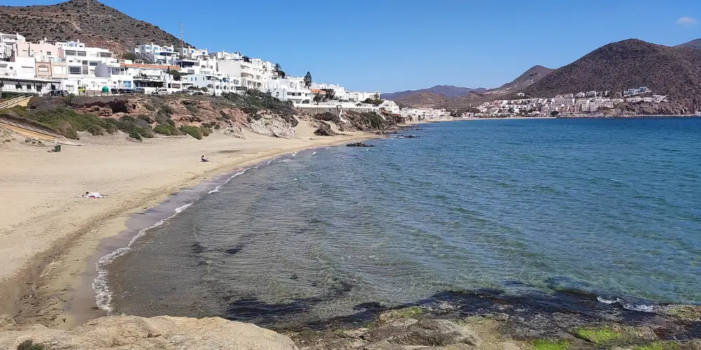 Descubre qué ver y qué hacer en San José, Cabo de Gata mejores playas, dónde comer y aparcar, planes con niños y rutas para 1 o 3 días.