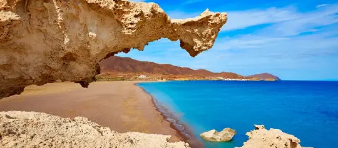 El valor del trabajo artesano con las manos en Cabo de Gata.El valor del trabajo artesano con las manos en Cabo de Gata.