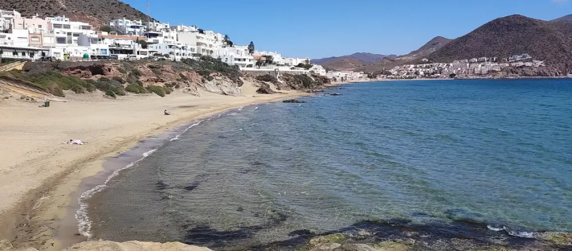 Descubre qué ver y qué hacer en San José, Cabo de Gata mejores playas, dónde comer y aparcar, planes con niños y rutas para 1 o 3 días.