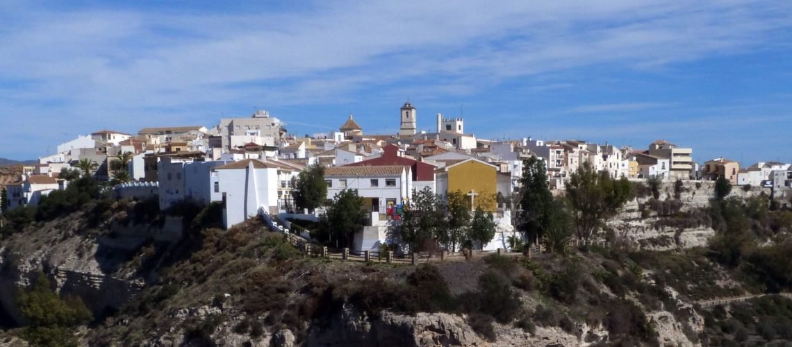 Sorbas destaca como referente natural por su paisaje de yesos y su mundo subterráneo.