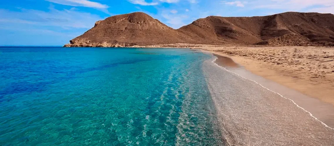 La Playa de los Genoveses en verano e invierno.La Playa de los Genoveses en verano e invierno.La Playa de los Genoveses en verano e invierno.